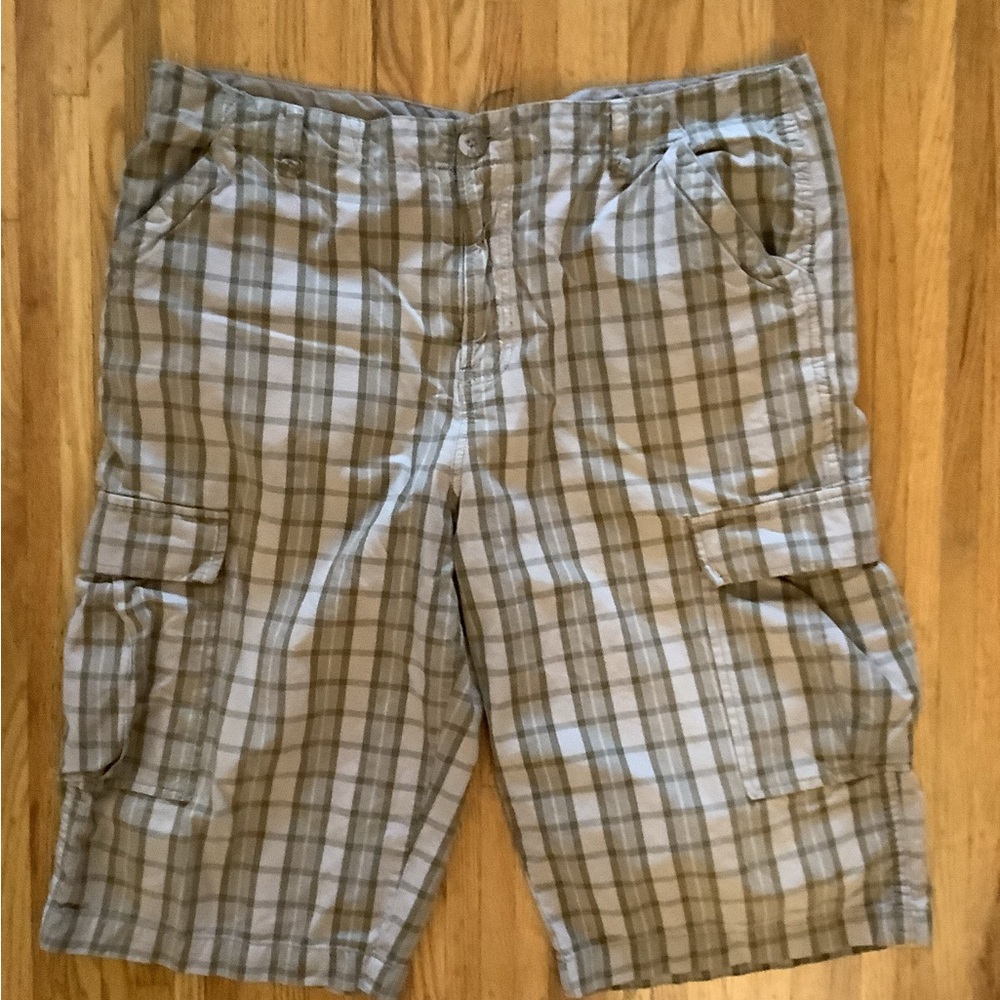 GUESS, Tan and Sage Green Men’s Cargo Shorts. Size 38